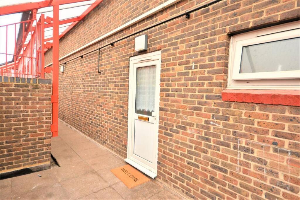 Spacious 2Bedroom Condo With Patio By Excel Centre Londra Esterno foto