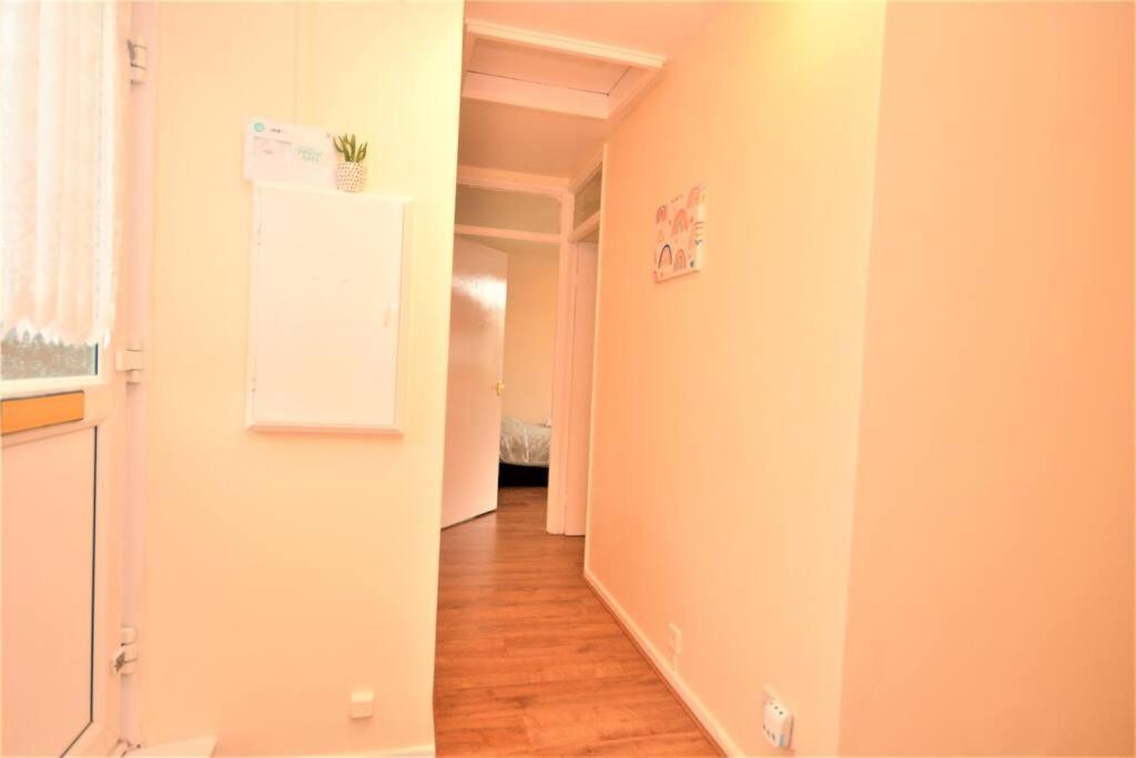 Spacious 2Bedroom Condo With Patio By Excel Centre Londra Esterno foto