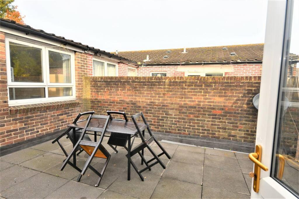 Spacious 2Bedroom Condo With Patio By Excel Centre Londra Esterno foto