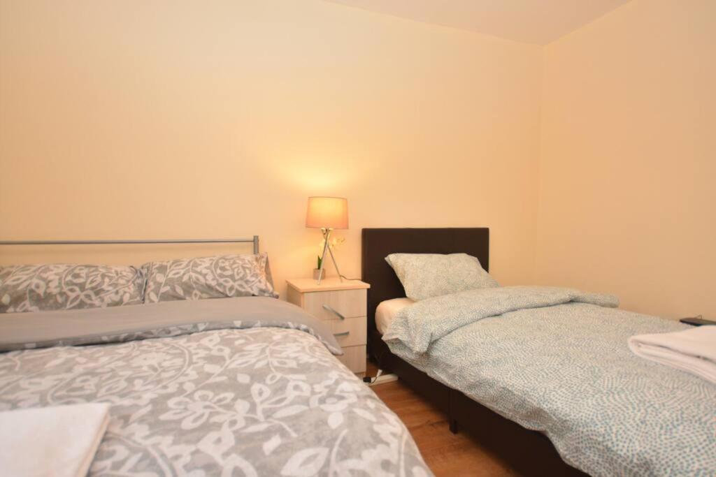 Spacious 2Bedroom Condo With Patio By Excel Centre Londra Esterno foto