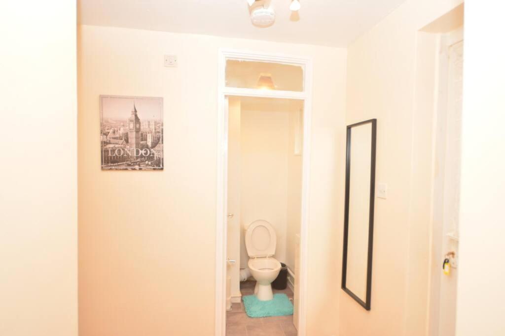 Spacious 2Bedroom Condo With Patio By Excel Centre Londra Esterno foto